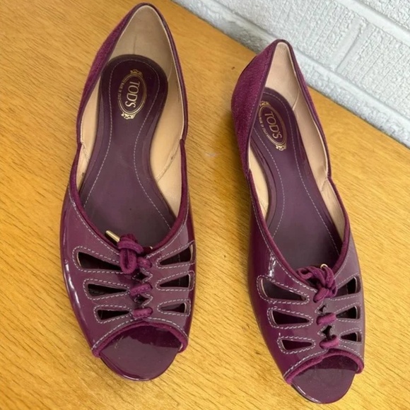 TOD'S Burgundy Lacquered Leather Tie Up Flats - Picture 2 of 7